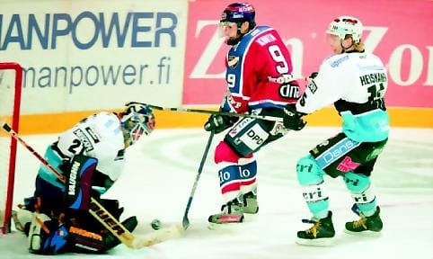 HIFK:n Kimmo Kuhta taistelee kiekosta Pelicansien Santeri Heiskasen ja Pasi Nurmisen välissä.