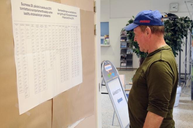 Kauhavalainen Jukka Salmela kävi antamassa äänensä viimeisenä ennakkoäänestyspäivänä kaupungintalolla. Ennen kuin vetäytyi kopin suojaan, hän pohti kauan ja hartaasti ehdokaslistan edessä. KUVA: ANU NAHKALA