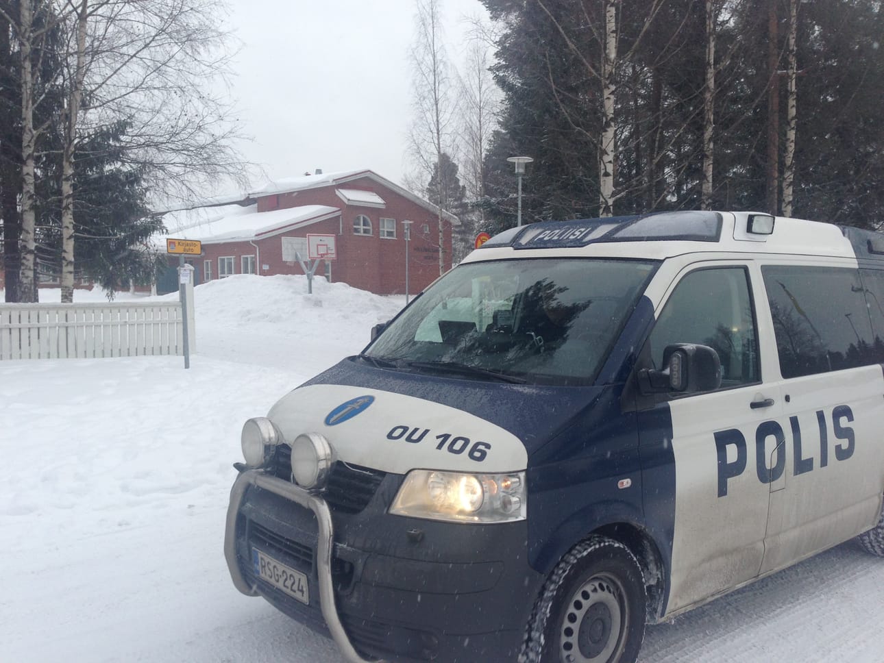 Poliisiauto kiertää Pöllönkankaan koulun tienoilla torstaina.