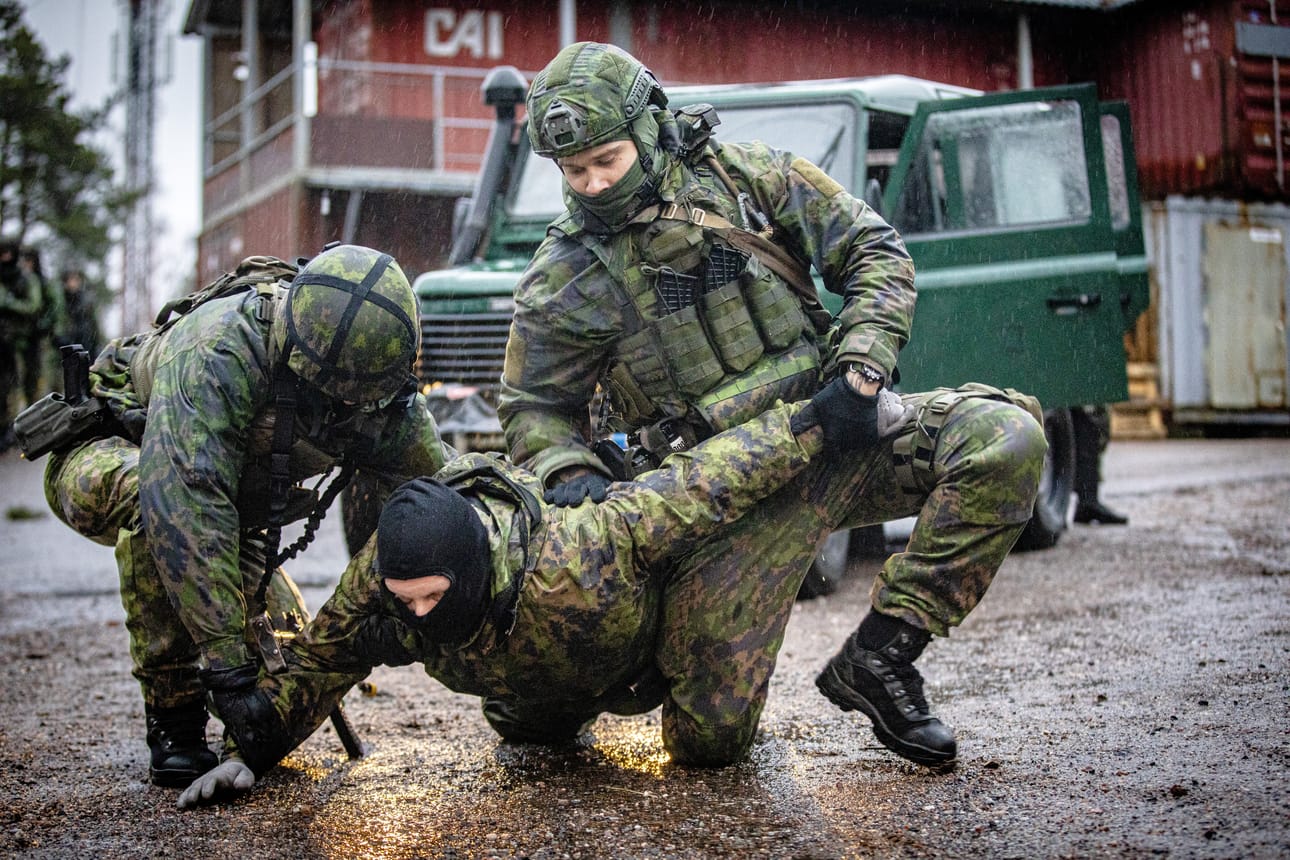 Sotilaspoliisit suorittavat kiinnioton. Kuva on puolustusvoimien meneillään olevasta pääsotaharjoituksesta Kaakko 19:stä.
