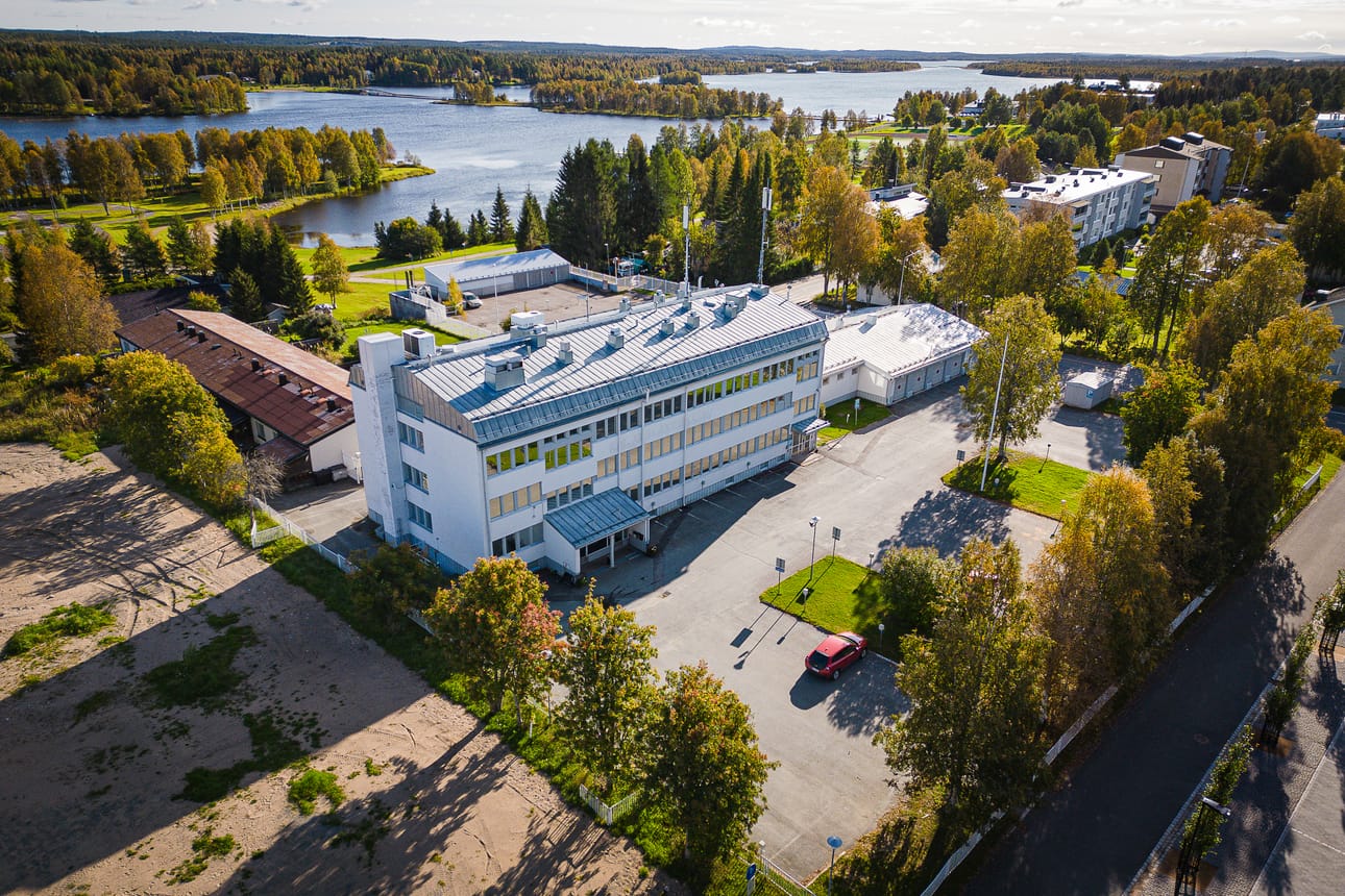 Kitkantie 28:n tontilla on vanhan virastotilan lisäksi sen takana rivitalo ja varastorakennus. Kuva on syyskuulta 2023, jolloin Senaatti-kiinteistöt etsi rakennukselle ostajaa.