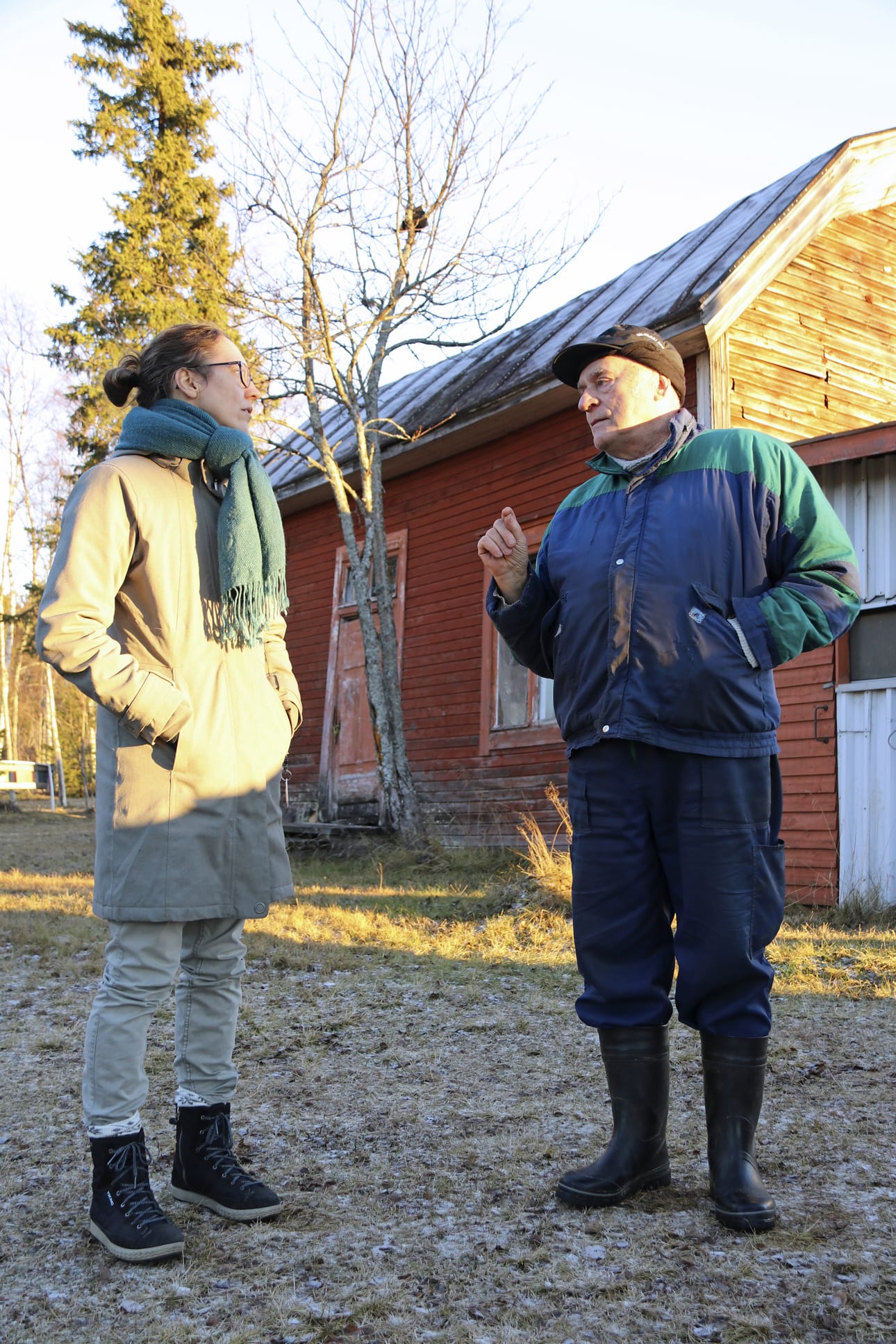 Tanja Råman kuuntelee mielenkiiinnolla Tapio Moilasen tarinointia. Råman toimii Varjakan tarinat -hankkeen projektikoordinaattori-na.
