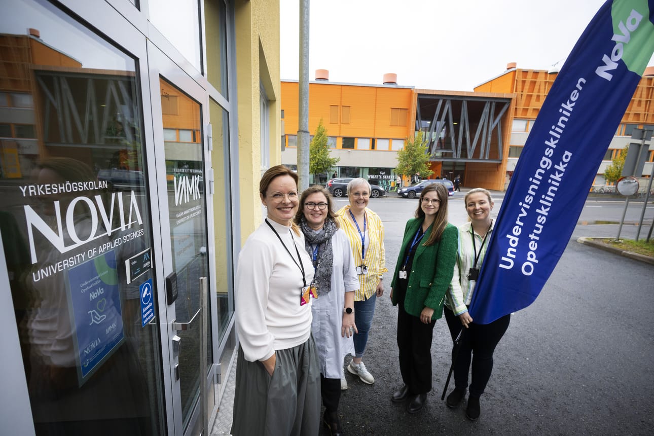 Tervetuloa, matalalla kynnyksellä, kannustavat Hanna-Kaisa Pernaa, Anne Puska, Sanna Kujala, Jessica Nygård ja Karina Björninen.