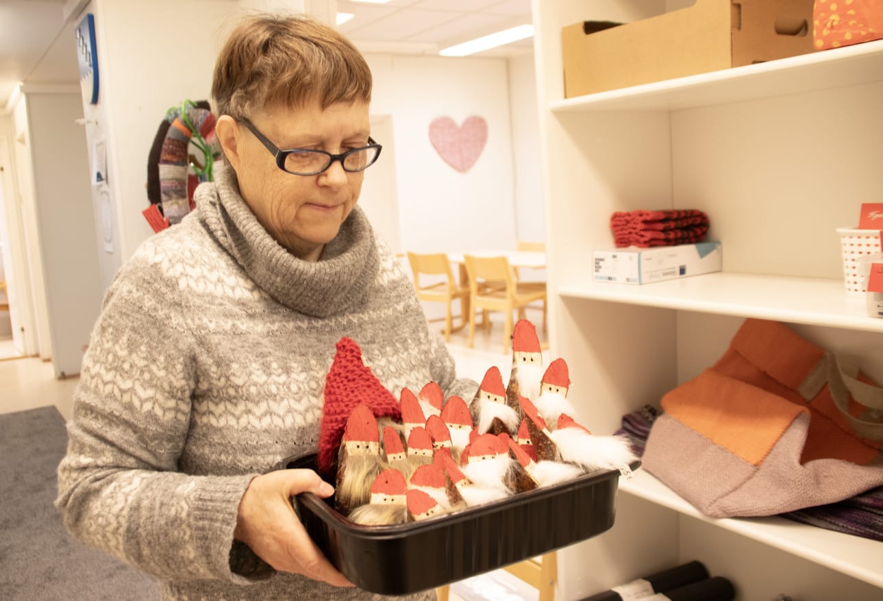 Tontut kuuluvat jouluun. Elina Ojanaho pitelee käsissään varsinaista tonttuarmeijaa. Ohjaajat kertovat, kuinka asiakkaille on tärkeää, kun he ovat tehneet tuotteen, nähdä myös se, että tuote menee kaupaksi.
