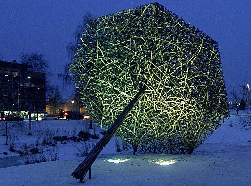 Päivänvarjo-teos on ilahduttanut Lyötynpuistossa joulukuusta 2001 saakka.