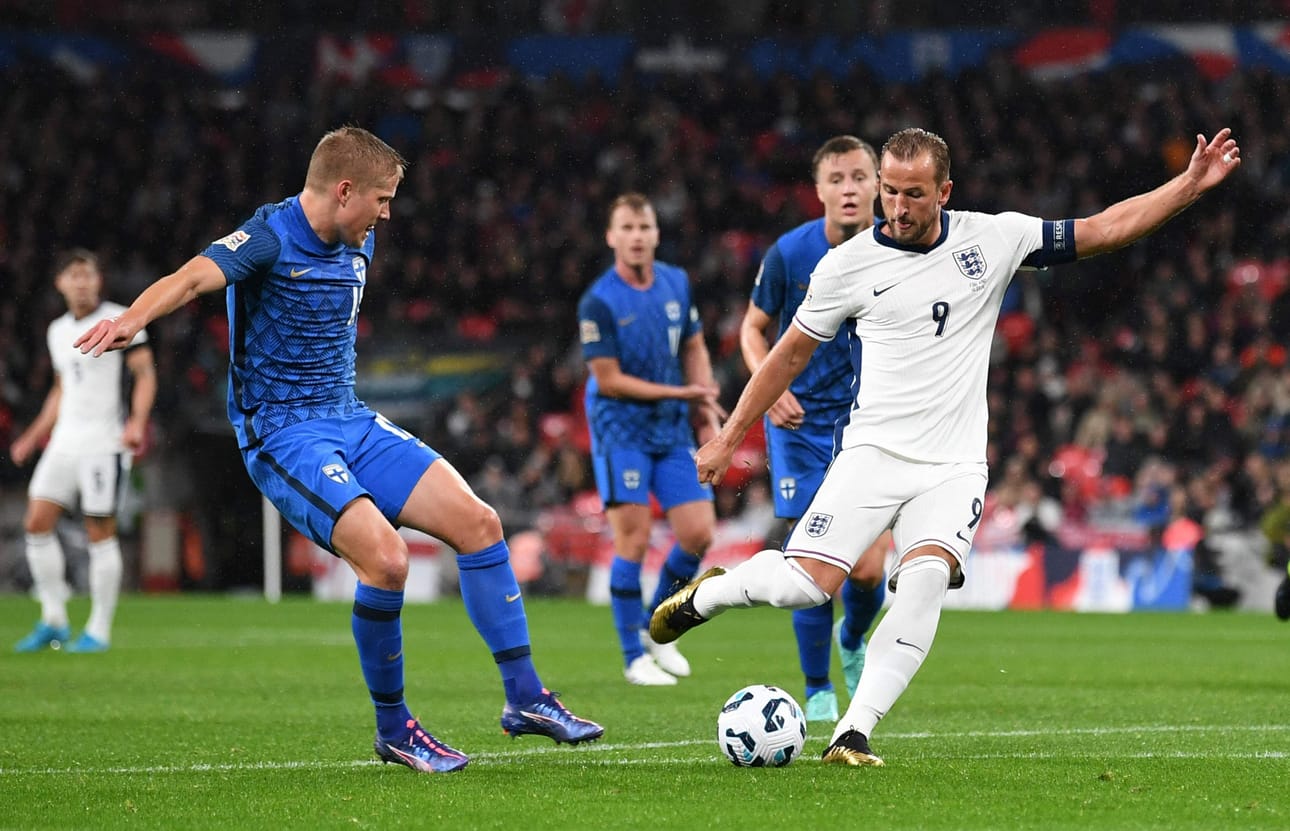 Sadannen maaottelunsa pelannut Englannin kapteeni Harry Kane viimeisteli kummankin ottelun maaleista. LEHTIKUVA/AFP