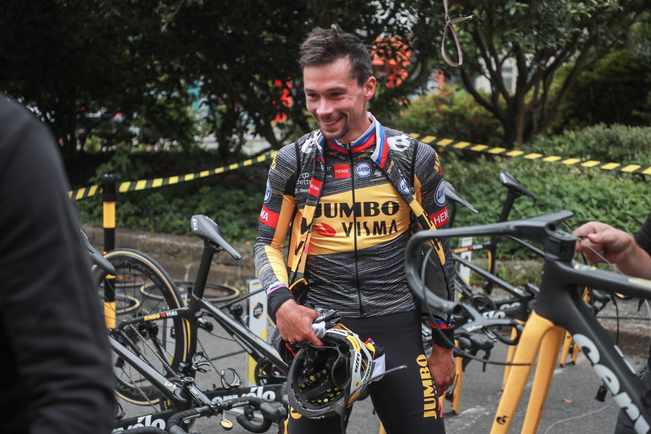Entinen mäkihyppääjä Primoz Roglic on nykyään ammattipyöräilun hahmoja.