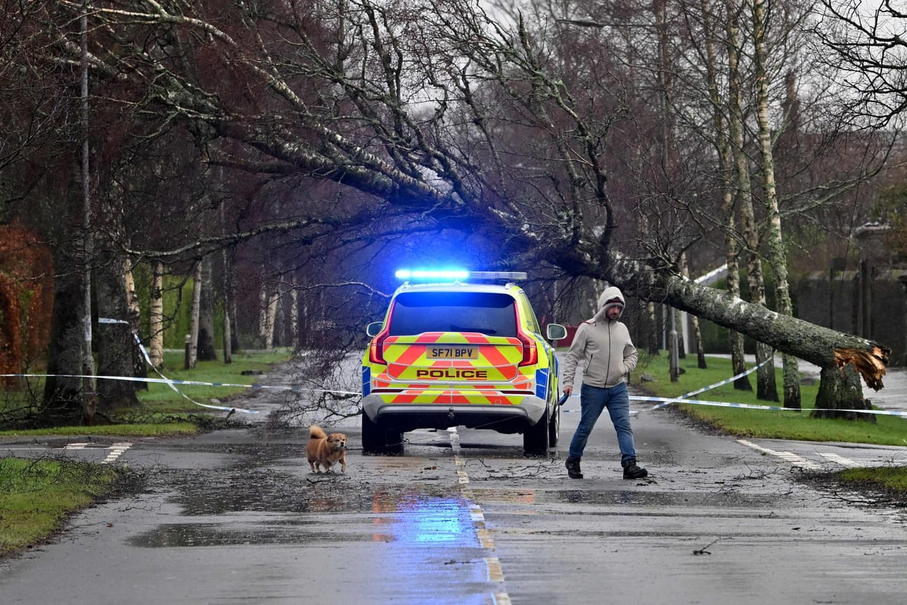 Irlantia, Pohjois-Irlantia ja Skotlantia riepotelleen myrskyn puuskat ovat kaataneet puiden lisäksi muun muassa voimalinjoja sekä tukkineet teitä. Kuva Skotlannin Helensburghista. LEHTIKUVA/AFP