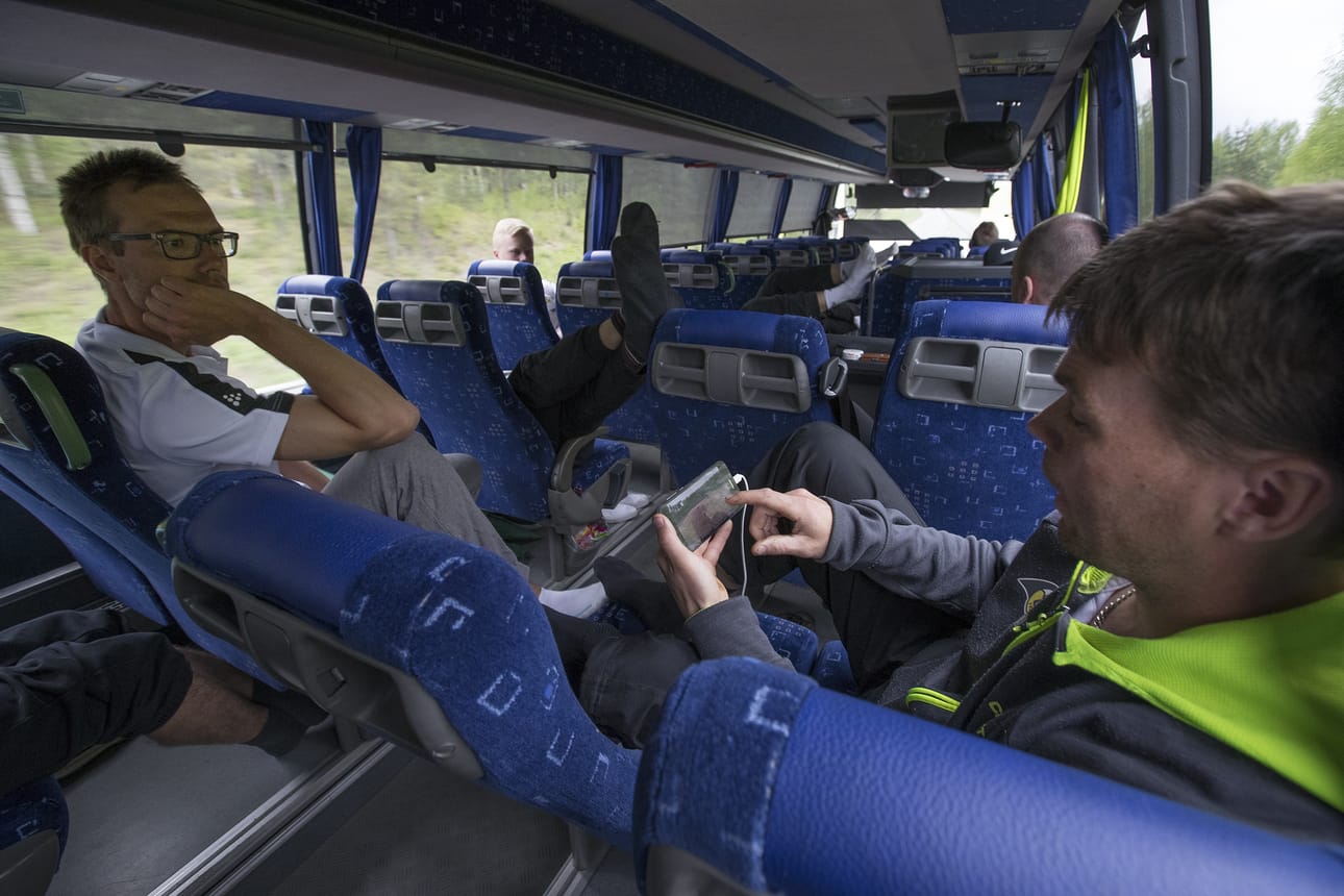 Jari Törmänen katsoo videolta Imatran kuvioita. Topi Kosonen ravistelee vielä unihiekkaa silmistä.