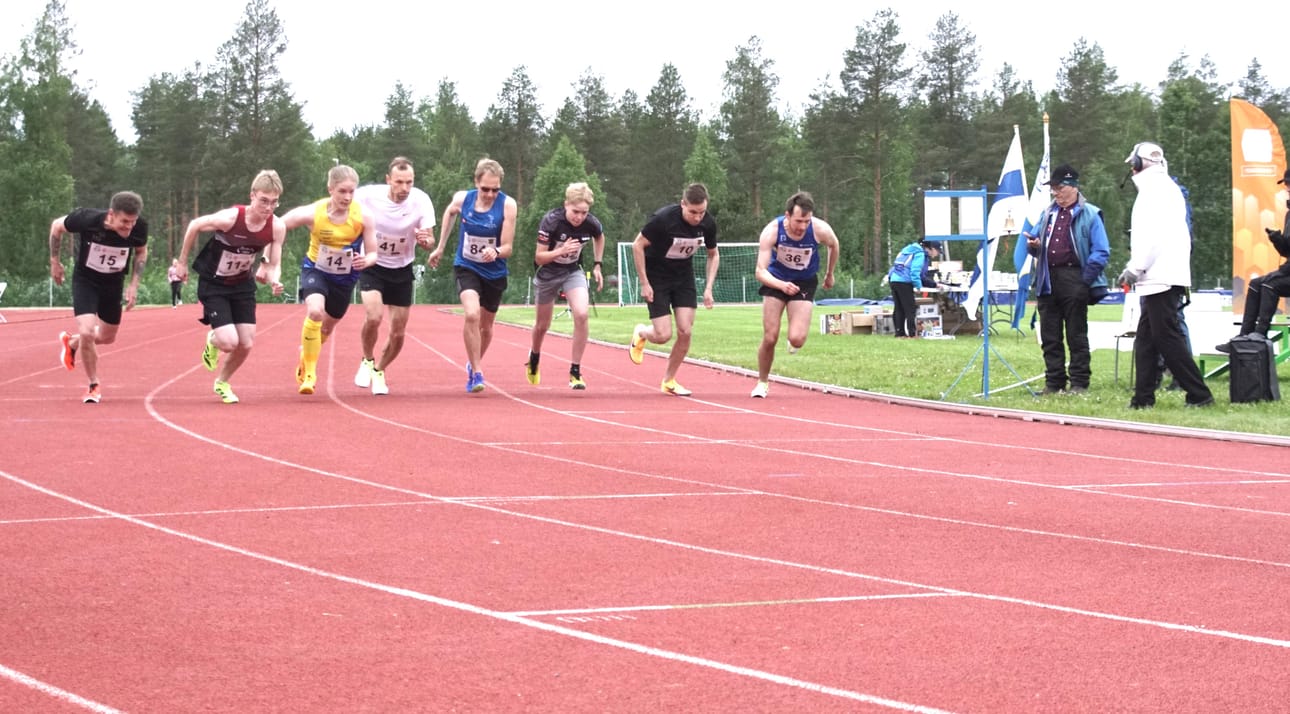 Kuusamolaislähtöinen Antti Männikkö (toinen oik.) juoksi 800 metrillä toiseksi Pudasjärven Pohjantähti Games -kisoissa viime viikon torstaina.