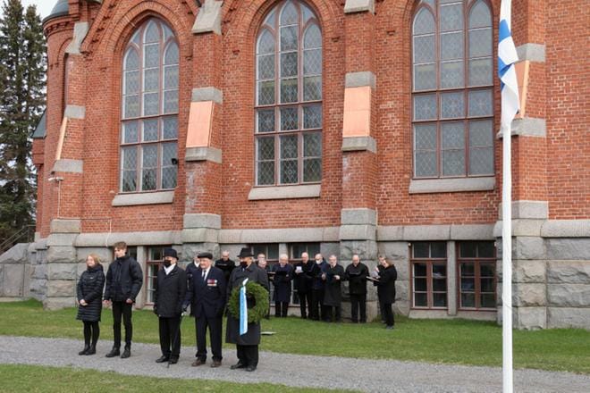 Kävelymatkan päässä Kauhavan kirkonmäeltä sijaitsevan koulun oppilaat ja henkilökunta ovat tavanneet hiljentyä veteraanipäivänä sankarihautausmaalla isolla joukolla. Koska eletään koronavuotta, tämänpäiväinen tilaisuus oli pienimuotoinen. Enni Övermark ja Iisakki Rintamäki laskivat Kauhavan yhtenäiskoulun sekä Kauhavan lukion seppeleen sankarihautausmaalla olevan muistomerkin juurelle. Sotaveteraaniyhdistyksen tervehdyksen jättivät Matti Passiniemi, Tapio Lassila ja Kosti Olli. Airueina toimivat Konsta Hietala ja Sofia Kankaanpää. Seppeleenlaskun jälkeen Kauhavan veteraanikuoro lauloi Veteraanin iltahuudon. KUVA: ANU NAHKALA