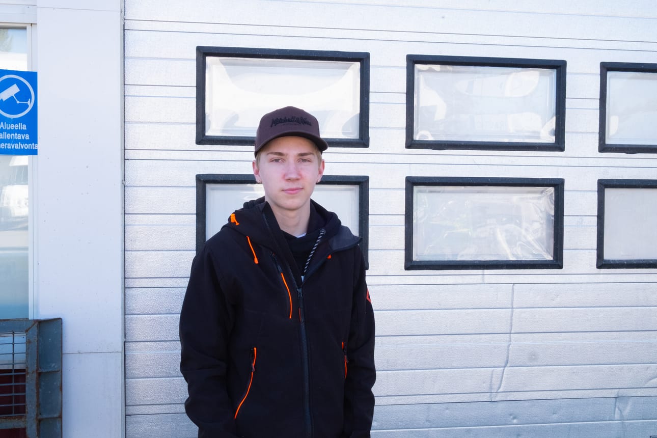 Eetu Piri on pessyt autoja kotonaan kolmisen vuotta. Nyt hän perustaa yhdessä Niilo Panuman kanssa autopesulan 4H-yrittäjänä.