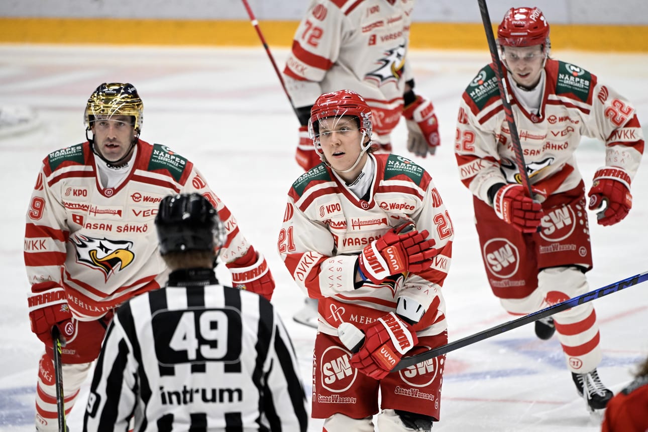Sportin IIvari Heikkinen (kesk.) iski Mikkelissä uransa toisen ja kolmannen liigamaalin. Kultakypärä Brad Hunt ja Oskari Hult ovat mukana juhlimassa Heikkisen liigauran avausosumaa Helsingissä keskiviikkona.