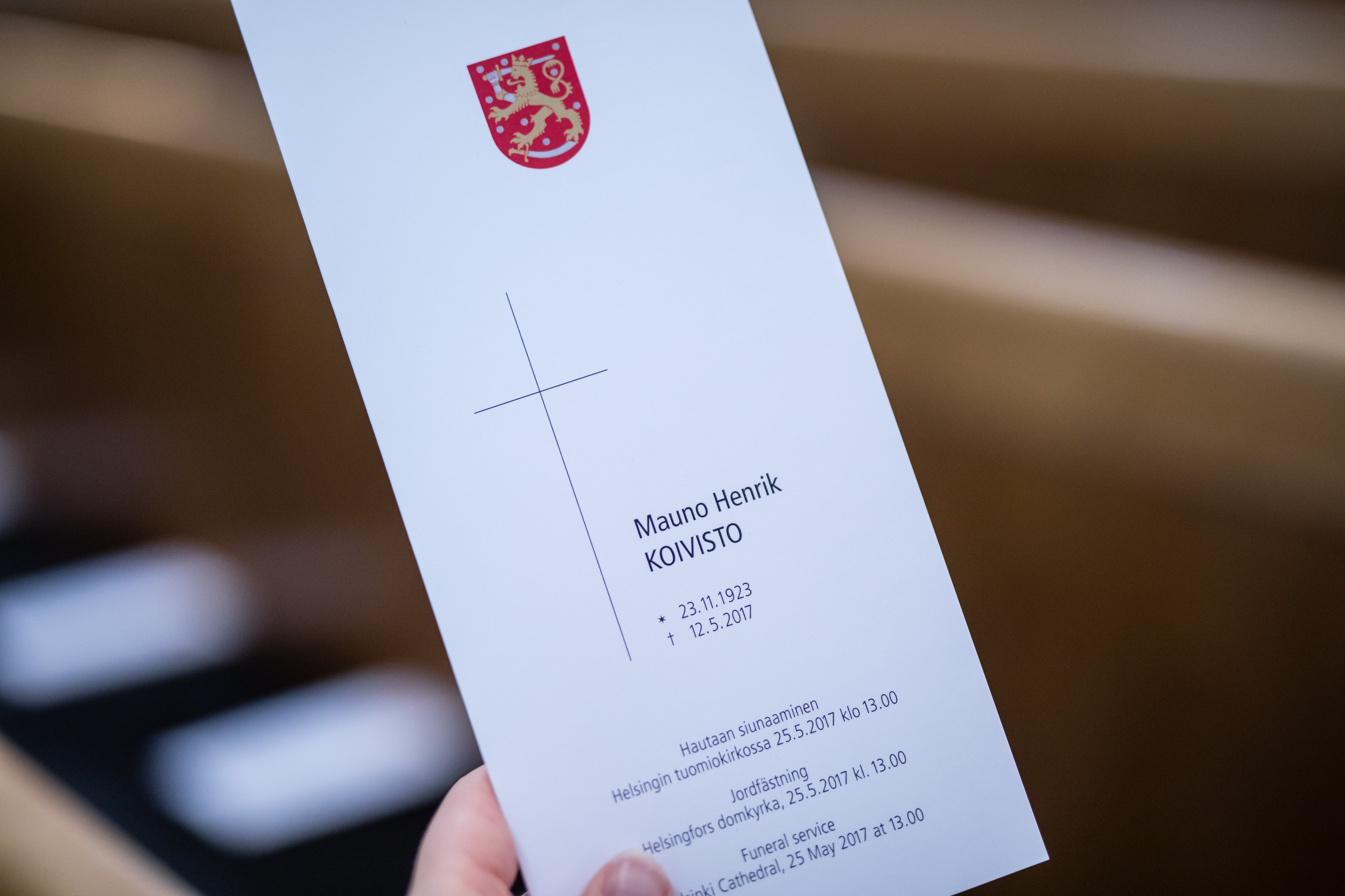 Hautajaisiin liittyvä ohjelmakortti, jossa Mauno Koiviston syntymäpäivä on merkitty väärin.
