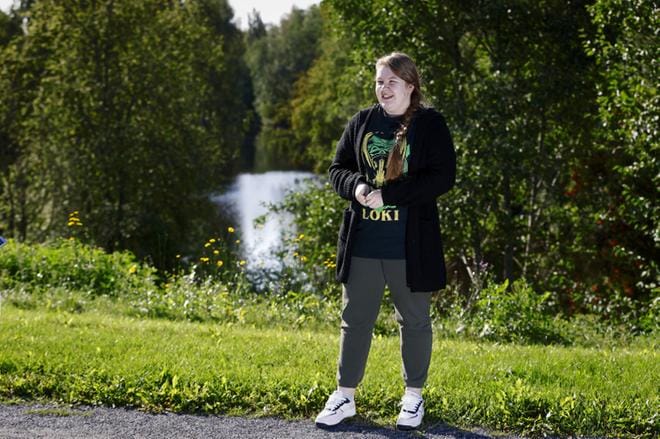 Meea-Emilia Honkaniemi sanoo olleensa onnekas, kun on välttynyt näin pitkään altistumisilta. Viime perjantaina tullut karanteenimääräys havahdutti, vaikka se sittemmin peruttiinkin. KUVA: KARI LÖFHJELM