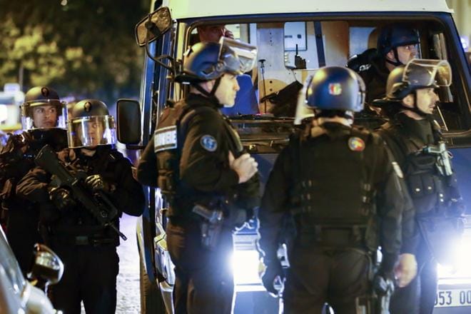 Pariisin poliisit vartioivat katuja lähellä Champs Elysees’tä yhden poliisin kuoltua ja toisen haavoituttua terrori-iskussa Pariisissa torstai-iltana. KUVA: Ian Langsdon/EPA