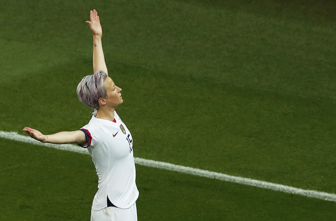 Yhdysvaltain Alex Morgan ja Megan Rapinoe (kuvassa) sekä Englannin Ellen White ovat latoneet vastustajien verkkoon viisi osumaa.