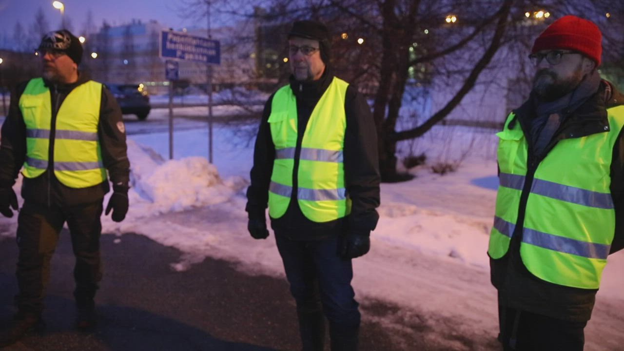 Aamu valkeni apeissa tunnelmissa