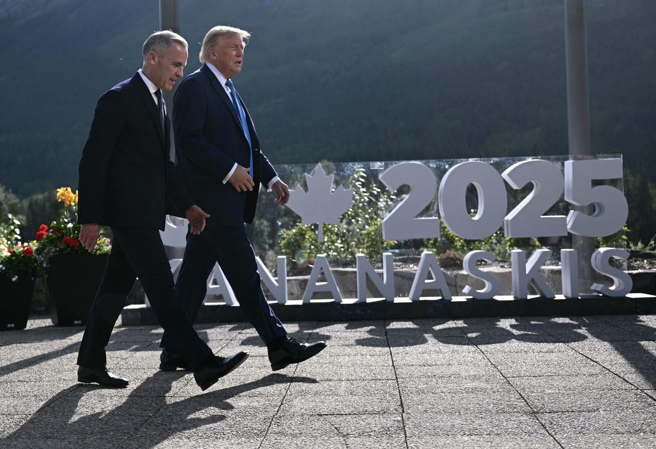 Kanadan pääministeri Mark Carney ja Yhdysvaltain presidentti Donald Trump kuvattuna G7-maiden kokouksessa Kananaskisissa Kanadassa kesäkuun puolivälissä. LEHTIKUVA/AFP
