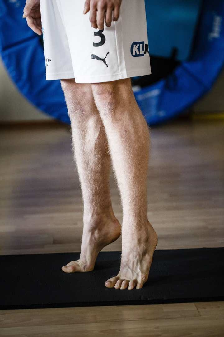 Varvastelu. Seiso viisi minuuttia varpaillaan. Vaihtele välissä painoa jalalta toiselle ja pumppaa ylös alas. Voit myös kävellä varpaillasi. Tarkoitus ei ole ylläpitää staattista pitoa koko ajan ja hapottaa pohkeita. Liike vahvistaa pohjelihaksia ja vilkastuttaa nilkan verenkiertoa. Kun kehityt, tee harjoite pehmeän tasapainoalustan päällä. Harjoitus vaikeutuu, mikä aktivoi lisää lihassoluja, ja liike paranee entisestään. Tätä voi tehdä työpaikalla taukojumppana.