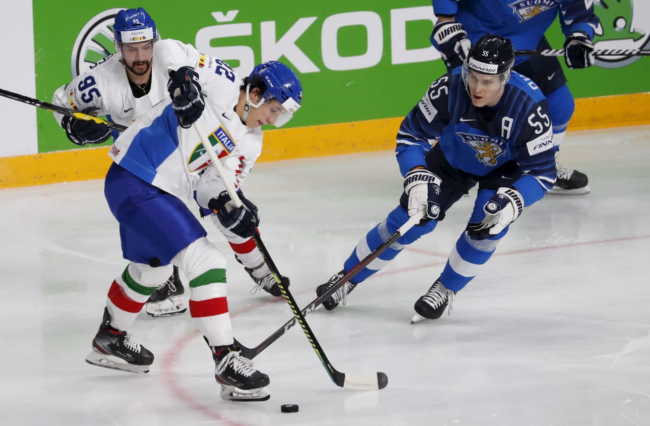 Atte Ohtamaa kamppaili kiekosta Italian Marco Magnaboscon (vas.) ja Alex Trivellaton kanssa Riian torstai-illassa.