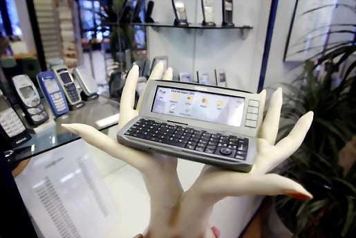 Nokia arvioi, että matkapuhelimia myydään odotettua enemmän.