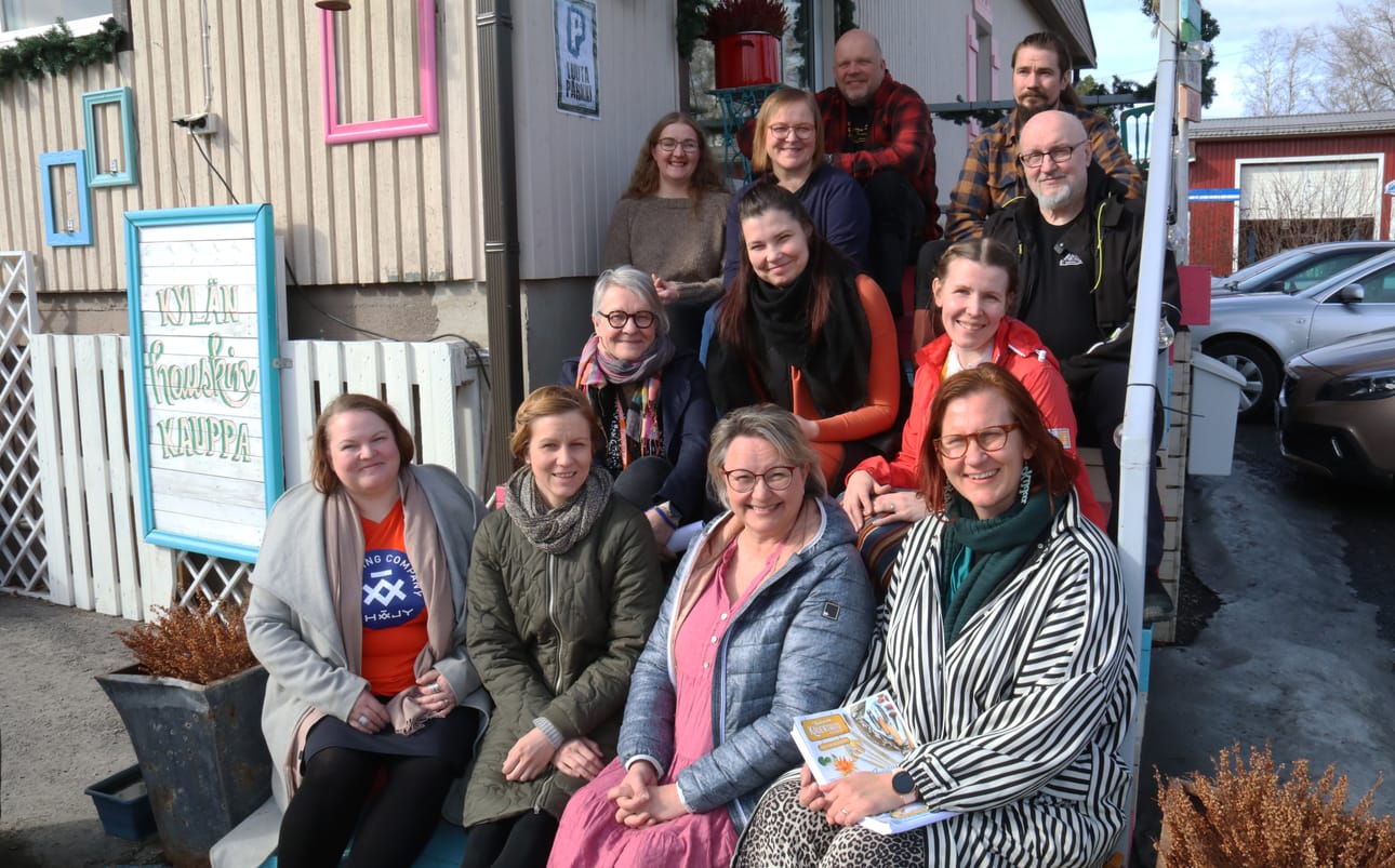 Terhi Mäkelä (edessä vas.), Hanna Keskinen, Minna Mäkipernaa, Laura Kivimäki, Eija Partanen, Maaria Koivula-Talkkari, Leena Rissa, Sanna Peltoluhta, Tuija Haukkala, Timo Lauri, Jarkko Haukkala ja Teemu Lahtinen pitivät palaveria viime viikolla Tuulia designissa.