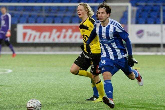 KuPSin Urho Nissilä (vas.) ja HJK:n Sebastian Dahlström kamppailevat lauantaina alkavassa jalkapallon Veikkausliigassa. Kuva: Lehtikuva / Mikko Stig