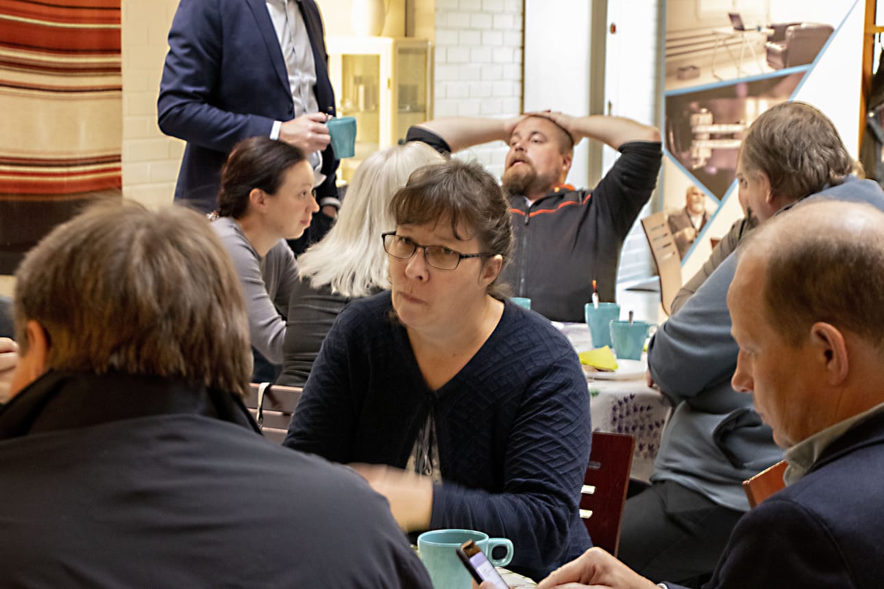 Yrittäjien aamuparlamentissa juttelemassa edessä Helena Klaavo ja Pertti Severinkangas, takana Satu Heikkilä, Raine Niinimaa, Harri Jaatinen ja Hannu Määttä.