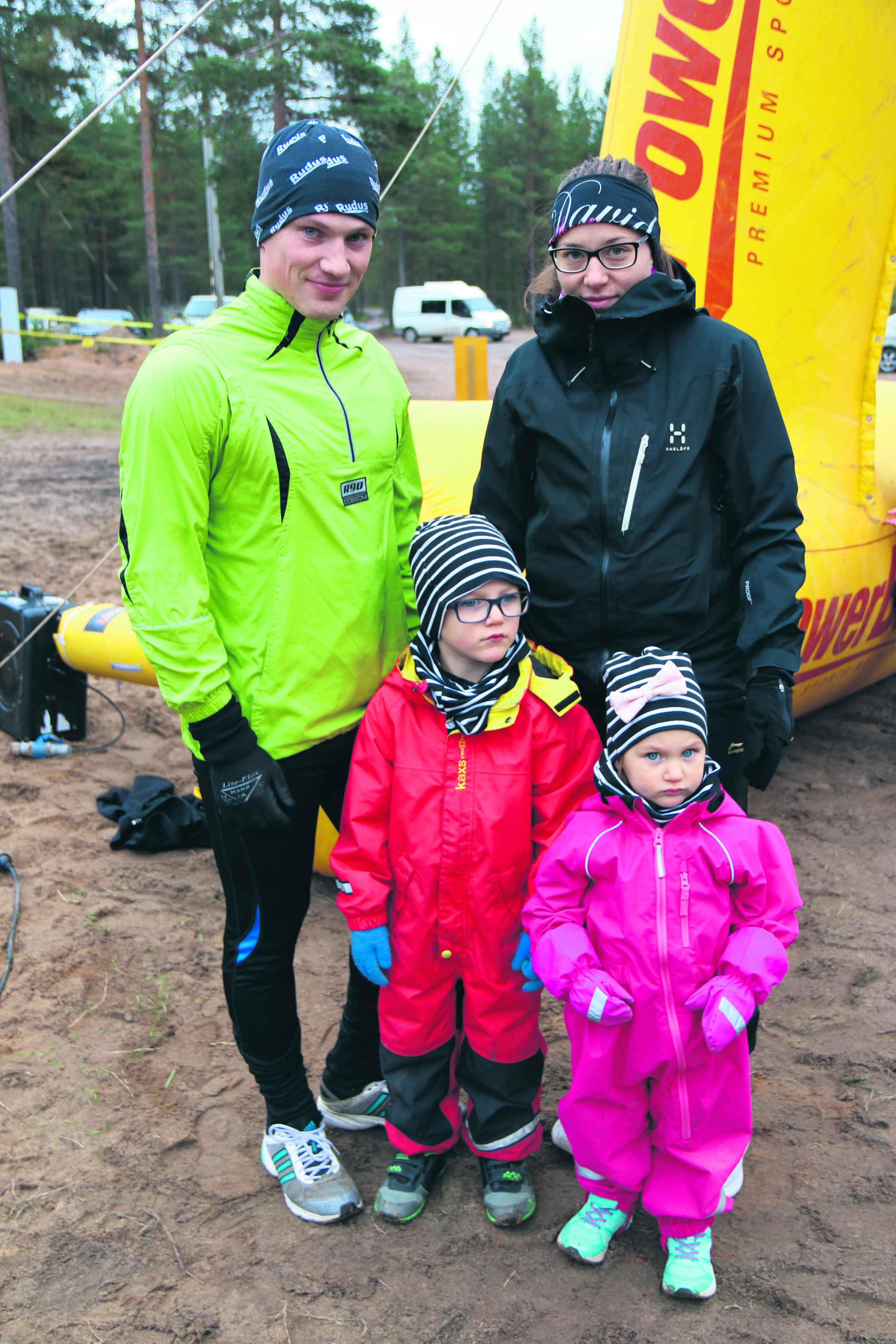 Kempeleläiset Aino ja Lauri Kotimäki olivat liikenteessä lastensa Janin ja Lidian kanssa.