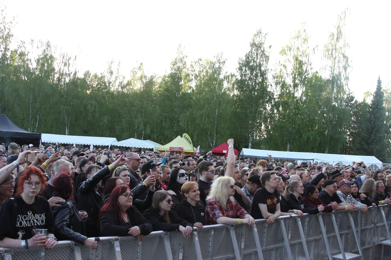 Stratovarius veti illan suurimman yleisön lavan eteen.