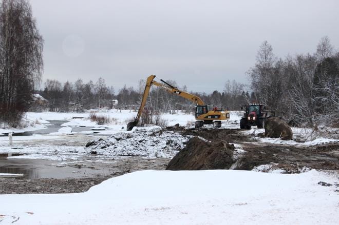 Lapväärtissä poistetaan saaria joesta. KUVA: TAUNO RIIHILUOMA