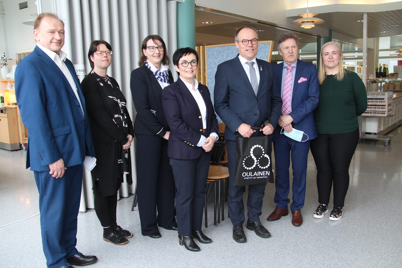 Mikko Kinnunen (keskellä) Oulaisten vieraana. Koulutus- ja elinkeinoelämän näkymistä keskustelemassa hänen kanssaan Jarmo Soinsaari, Satu Pinola, Tuija Huovinen, Riikka Moilanen, Kai Pajala ja Marjut Lehtonen.
