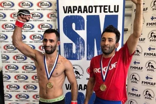 Toufan (vas.) ja Karwan Ahmadi voittivat sunnuntaina vapaaottelun Suomen mestaruudet painoluokissaan. KUVA: SAPUR AHMADI