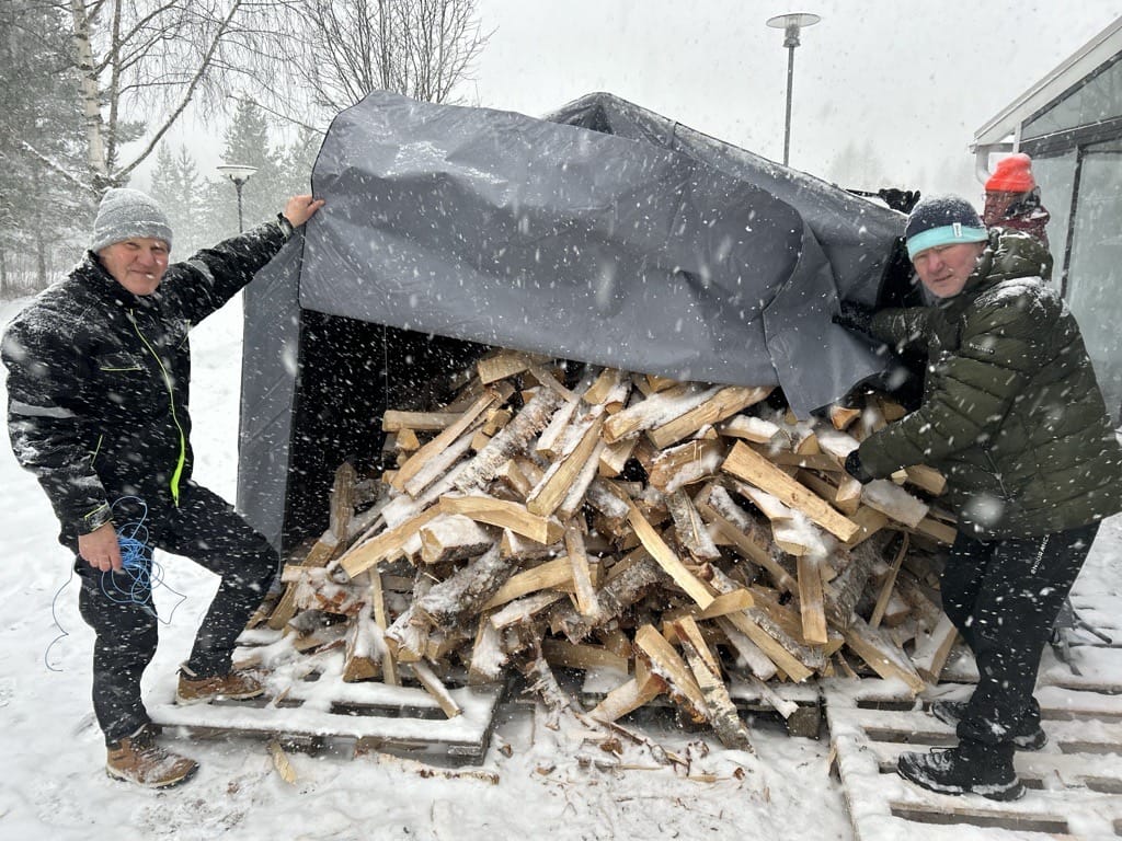 Olavi Rantanen ja Timo Maijala olivat talkoilemassa avantosaunalla. Pressun alle kertyi kuivaa koivuklapia noin 16 mottia. Kaksikko odottaa innolla uuden saunan valmistumista.