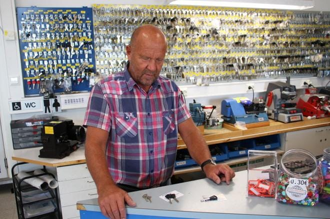 Lukko Vaasan toimitusjohtaja Arto Kolehmainen kertoo, miten kopioidun Abloyn avaimen erottaa tehtaalta tulleesta. – Tehtaan avaimissa on aina Abloy-teksti, joka puuttuu suutarien kopioista. KUVAT: LAURA HELIN