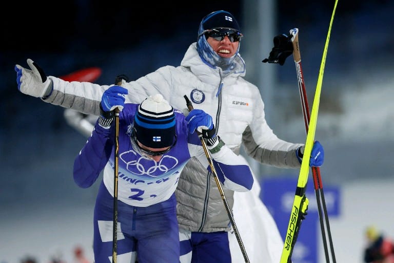 Iivo Niskanen (takana) ja Joni Mäki hiihtivät parisprintin olympiahopeaa Pekingissä keskiviikkona.