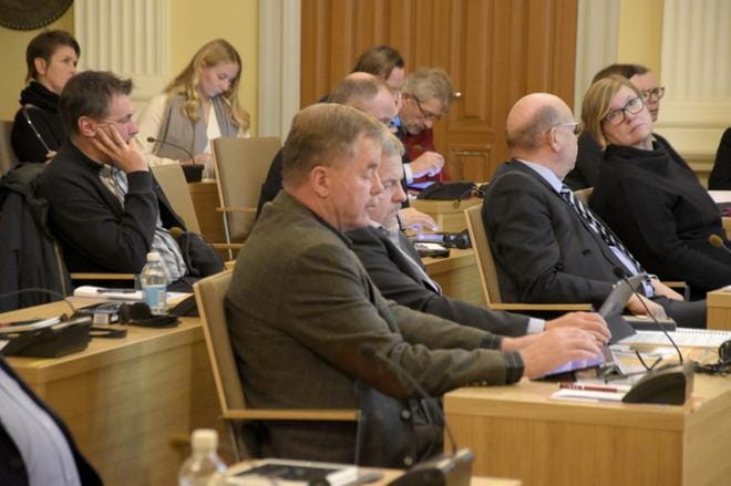 Pietarsaaren kaupunginvaltuusto hyväksyi kaupunginhallituksen esityksen uudeksi kouluverkoksi. Kuva: Tapio Lehtinen