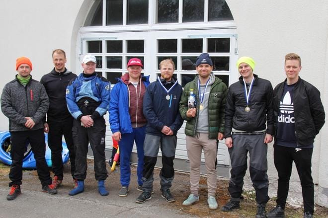 Kisapäällikkö Teemu Kujala ja seitsemän kilpailijaa: Tero Törmä, Risto Vähämäki, Mikko Ritari, Tuomas Kaukola, Visa Rahkola, Olli Nyrhilä ja Arttu Rautio. KUVAT: MIA KÄRKKÄINEN