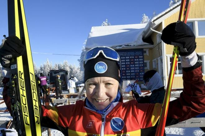 Riitta-Liisa Roponen juhliiSuomen mestaruuttaan naisten 10 kilometrin vapaan kisassa maastohiihdon SM-kilpailuissa Pyhäjärvellä lauantaina. Roponen valittiin Suomen MM-kisajoukkueeseen. Kuva: Heikki Saukkomaa / Lehtikuva