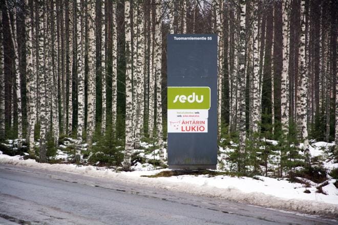 Väistötila-ajan alkuvaiheessa täydennetty kyltti on yhä pätevä: Ähtärin lukio saa uudet pysyvät tilat Tuomarniemelle, osana kaupungin ja koulutuskeskus Sedun kampushanketta. ARKISTOKUVA: KAROLIINA SYRJÄ