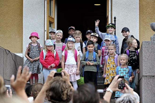 Marttilan koulun ekaluokkalaiset vilkuttelivat vielä vanhemmilleen koulun portailta. Marttilan koulussa aloitti neljä ekaluokkaa. KUVAT: KARI LÖFHJELM