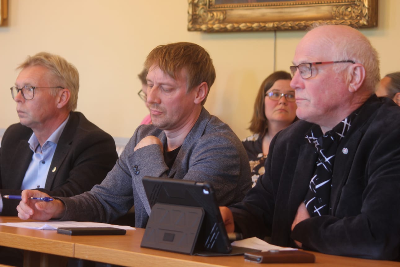 Kuva on Kristiinan kaupunginvaltuuston kokouksesta viime kesäkuussa. Hetkeä myöhemmin RKP:n Peter Grannas (keskellä) valittiin valtuuston uudeksi puheenjohtajaksi. Grannaksen vasemmalla puolella Mikael Hoxell (r.) ja oikealla Mats Ingves (r.). Arkistokuva. Lotta Kallio