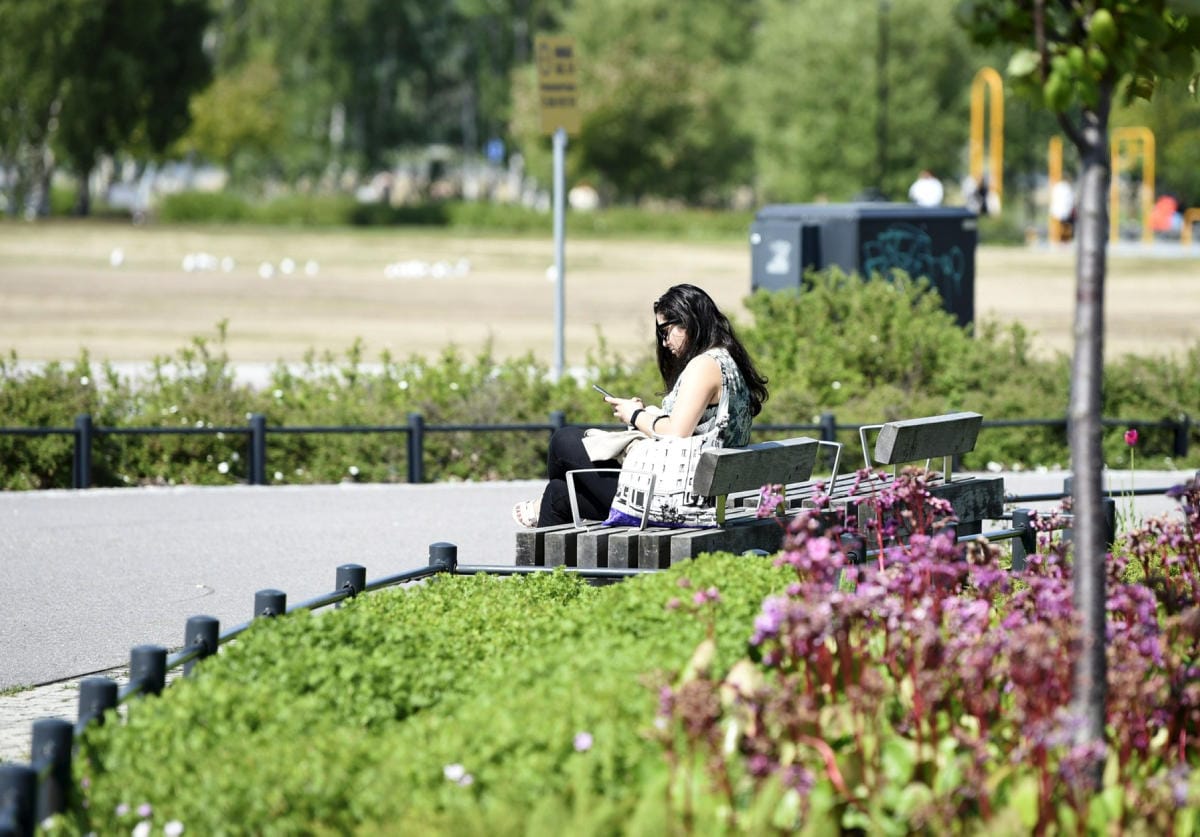 Sää on ollut Etelä-Suomessa aurinkoinen ja helleraja paikoitellen hyvin lähellä. LEHTIKUVA / Anni Ågren