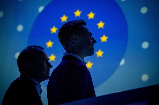Manfred Weber ja Alexander Stubb tapasivat Helsingin messukeskuksessa torstaina. KUVA:EPA/KIMMO BRANDT