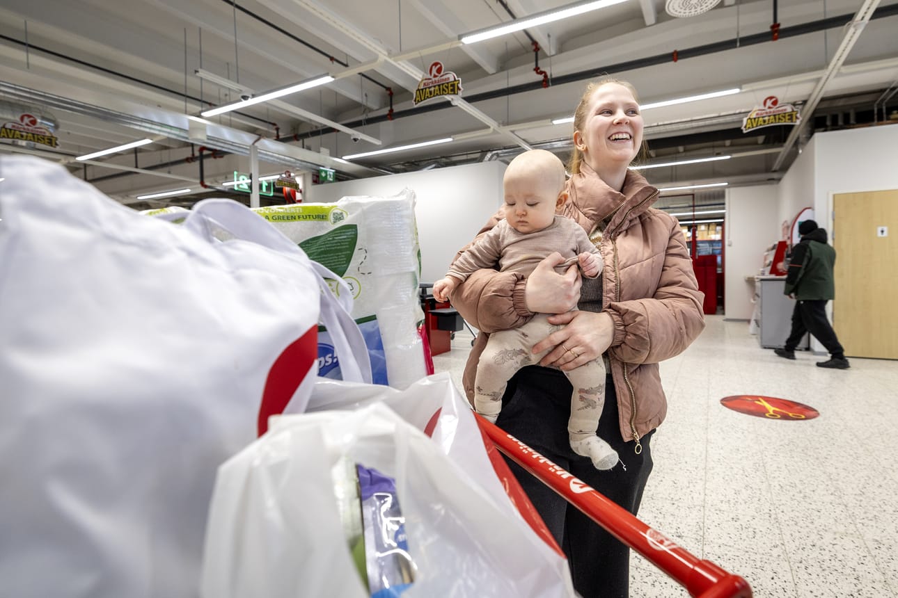 Annika Pekkala ja tytär Aava Pekkala kävivät Kärkkäisen avajaisissa ostoksilla.
