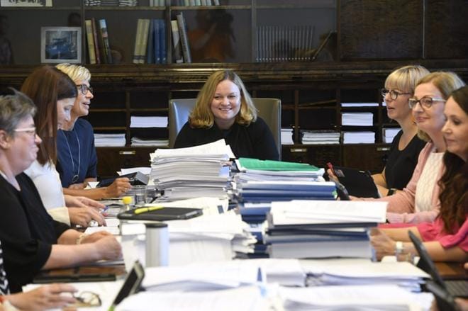 Vielä syyskuussa sosiaali- ja terveysvaliokunnassa naureskeltiin ennen sote-pakettia käsittelevän kokouksen alkamista. Nyt hallituspuolueilla on riitaa Vaasan keskussairaalan kohtalosta. Kuvassa valiokunnan puheenjohtaja Krista Kiuru (sd.). KUVA: HEIKKI SAUKKOMAA