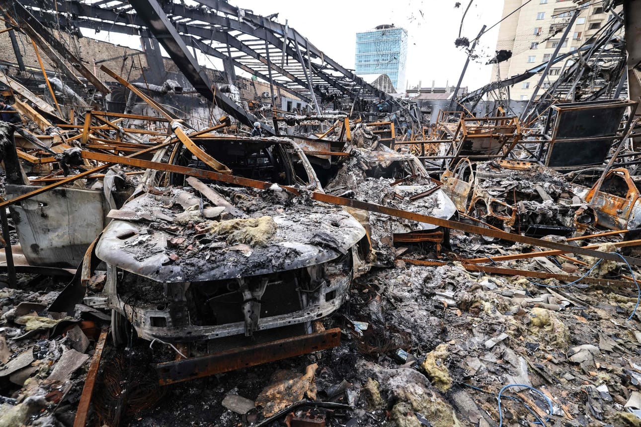 Ohjusisku tuhosi autohuoltamon Teheranissa lauantaina.