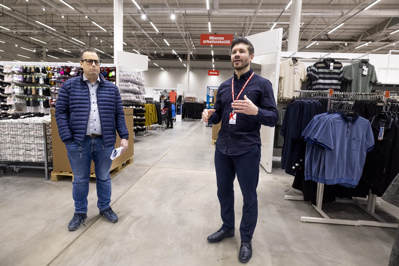 Hetki ennen H-hetkeä. Ideaparkin toimitusjohtaja Petri Häli kuuntelee viimeisimmät päivitykset Kärkkäisen toimitusjohtaja Pasi Lämpsältä.