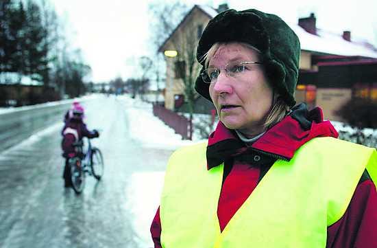 Huoli lapsista. Valvontarenkaaseen kuuluva Helena Jaakkola kertoo Kaakkurin vanhempien olevan huolissaan lastensa turvallisuudesta.